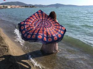 Kırmızı Mandala Plaj Örtüsü