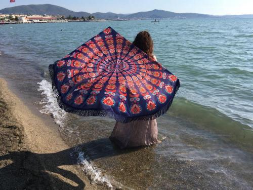 Kırmızı Mandala Plaj Örtüsü